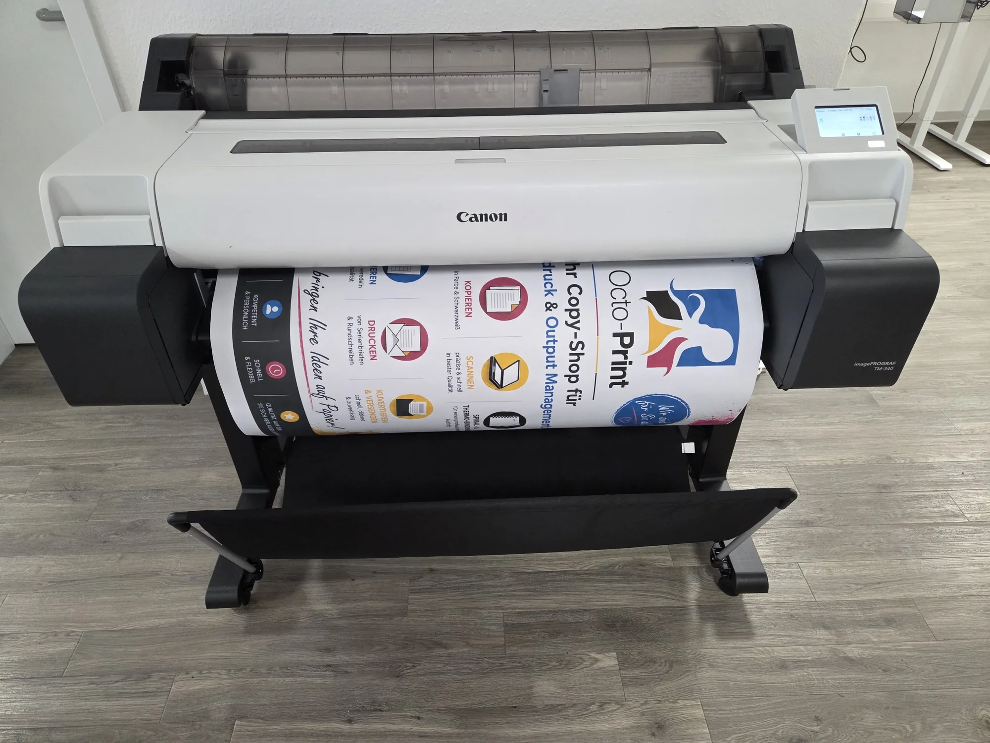 Großformatplotter von Octo-Print mit einem Plakat der Leistungen