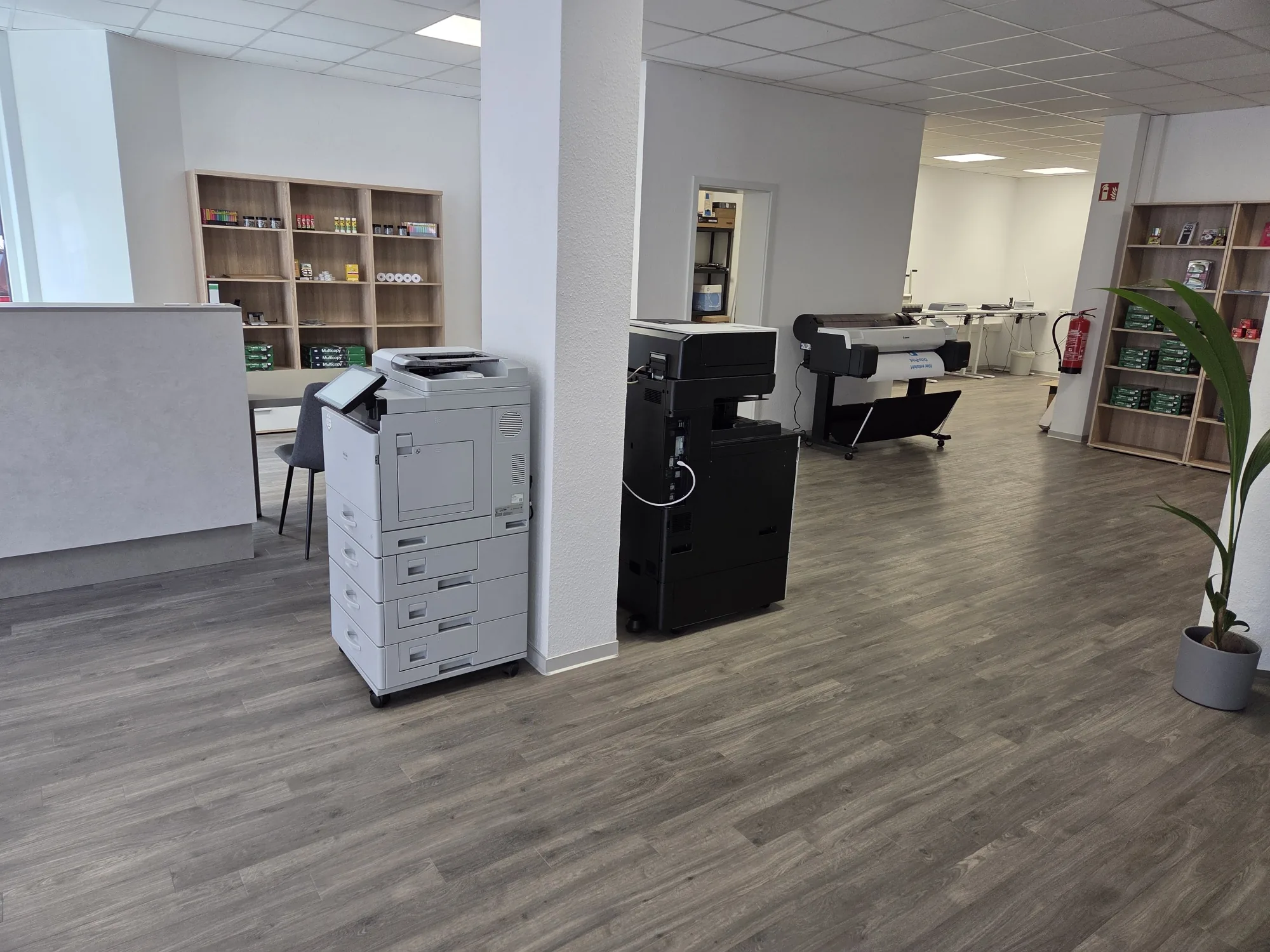 Kopierer und Großformatplotter im Laden von Octo-Print
